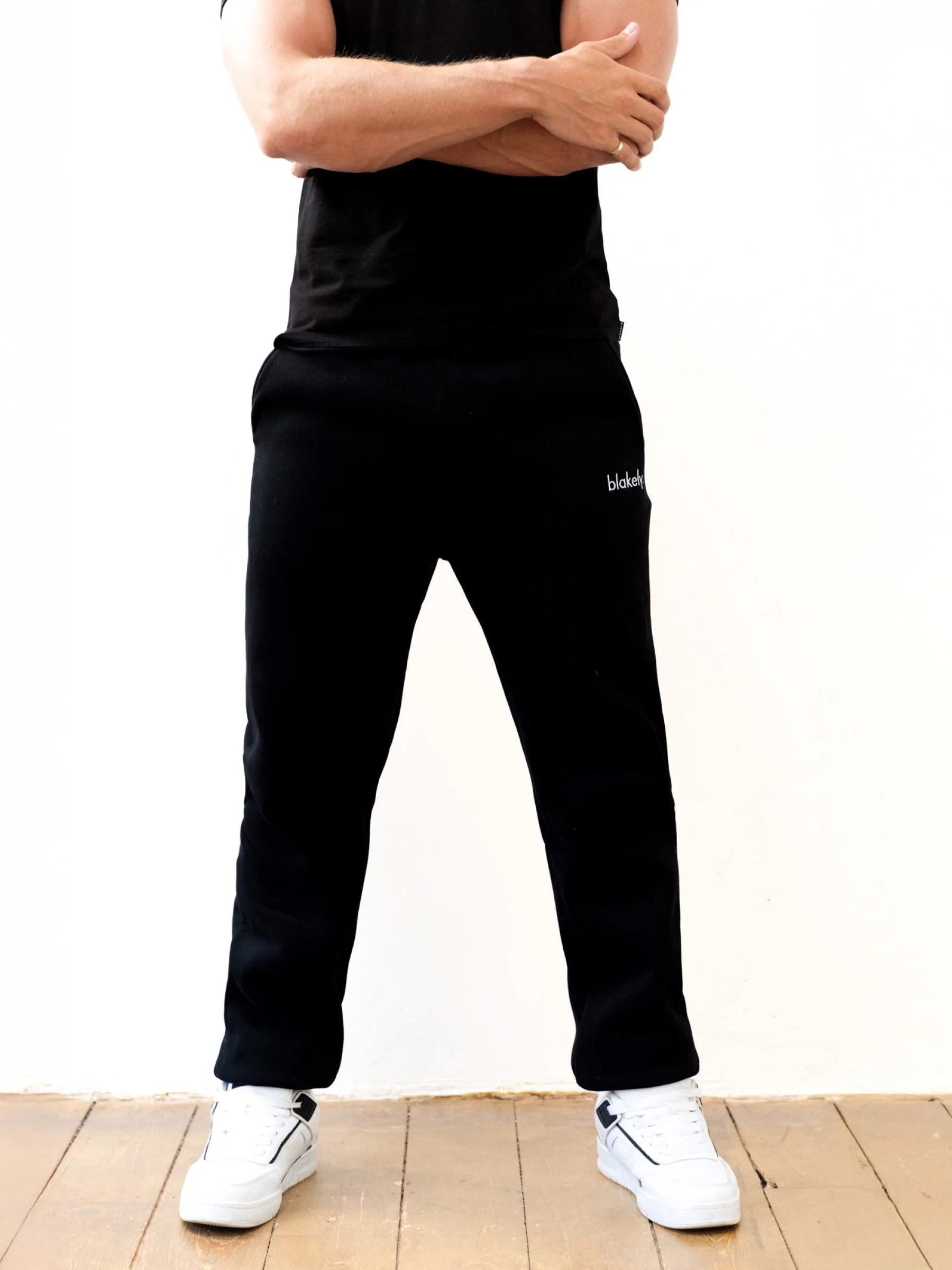 Blakely Logo Relaxed Sweatpants - Black - Winsoncom