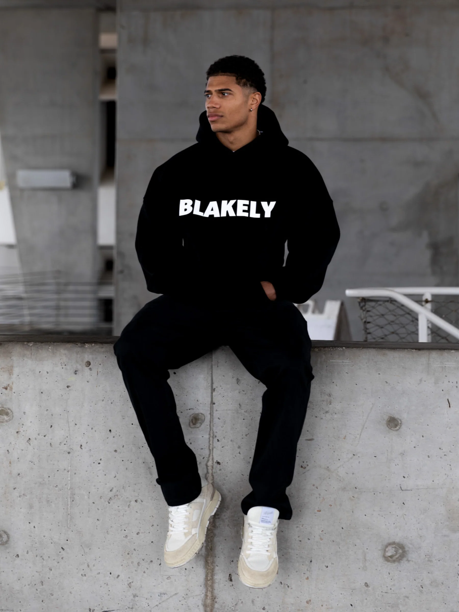 Studio Relaxed Hoodie - Black - Winsoncom